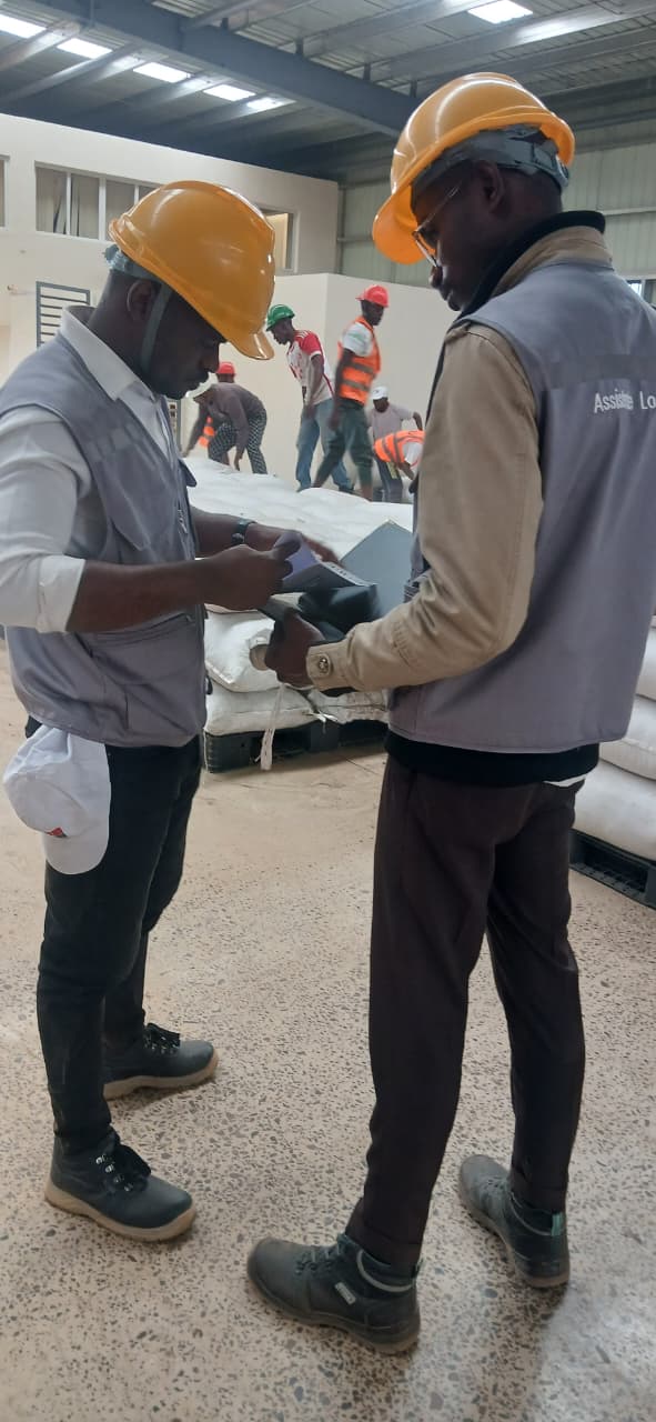 Técnicos Kepya a controlar insumos em armazém